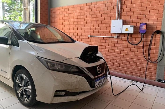 Nissan Leaf em carregamento com Juice Box. (Fonte: CEESP / UFSM).